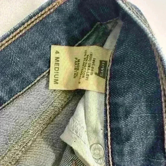 Levi’s Women’s Jean Shorts size 4 - Picture 2 of 4